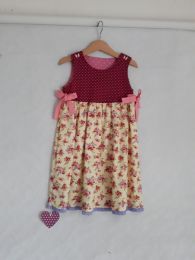 Kinderkleid handgenäht Grösse 104 (4 Jahre)